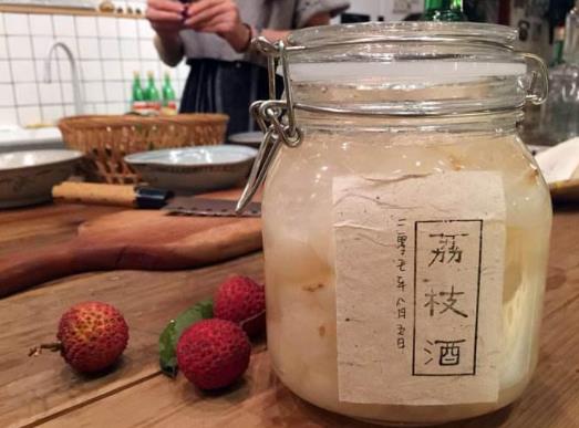 喝荔枝酒要注意什么事项？可以用黄酒泡荔枝酒吗？