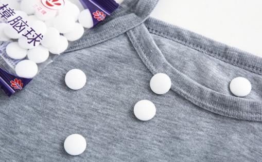 衣柜里放樟脑丸衣服可以直接穿吗 放有樟脑丸的衣服要洗吗