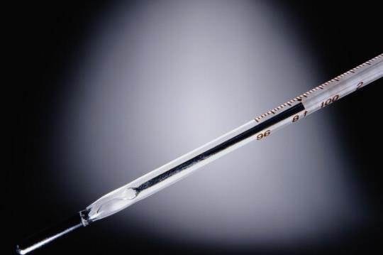 清理打碎的温度计会中毒吗？家用温度计碎了对身体有没有影响？