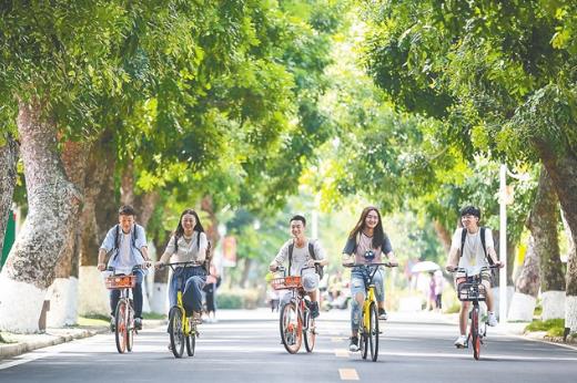 大学谈恋爱花钱多吗？大学开学带2000够不够？