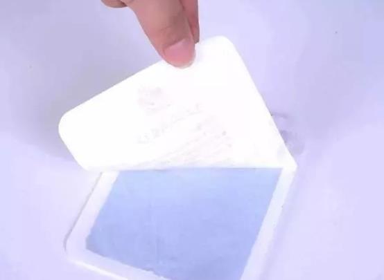 暖宝宝贴肚子红了怎么办？暖宝宝还没开就硬了还能用吗？