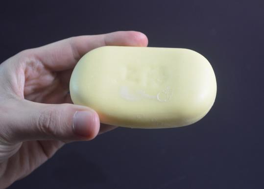 有头皮屑用洗硫磺皂效果好吗？硫磺皂适合多大的人用？