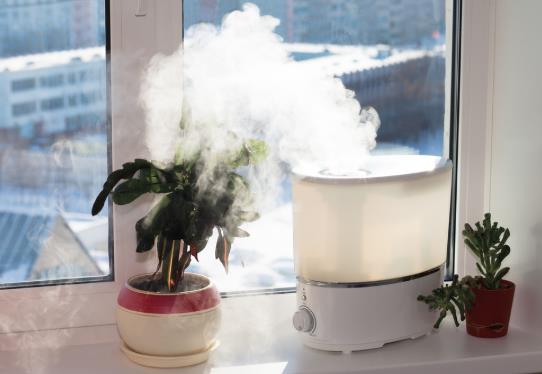 加湿器可以放在空调下面吗？加湿器对着脸能补水吗？