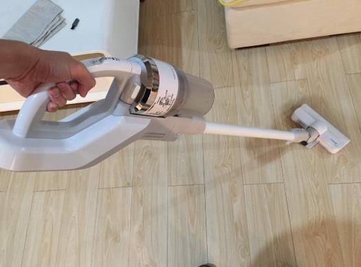 吸尘器吸不动了怎么办？吸尘器工作时出热风正常吗？