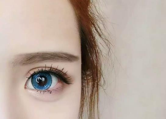 美瞳滑进眼球里不见了怎么取出？美瞳戴反了会不会有什么影响