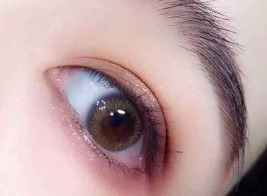 美瞳滑进眼球里不见了怎么取出？美瞳戴反了会不会有什么影响