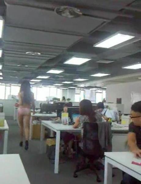内衣上班姐内衣门事件：喷血内衣上班姐爆红网络