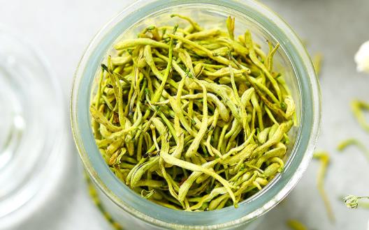 金银花泡水需要炒熟了泡水吗 金银花正确的泡水方法