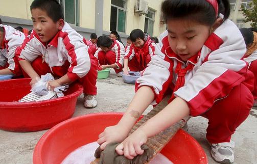 夏天衣服用热水洗还是冷水洗好 夏天衣服用肥皂洗还是洗衣液洗