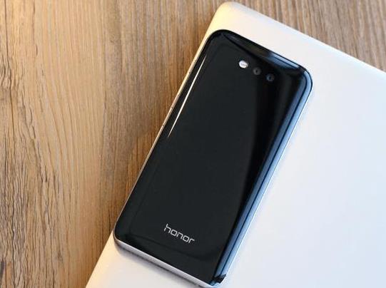 钢化膜裂开了会伤屏幕吗？钢化膜裂开了一条缝还能用吗？