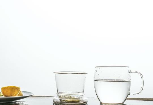 玻璃杯怎么洗干净不留水渍？为什么玻璃杯壁总有脏的？
