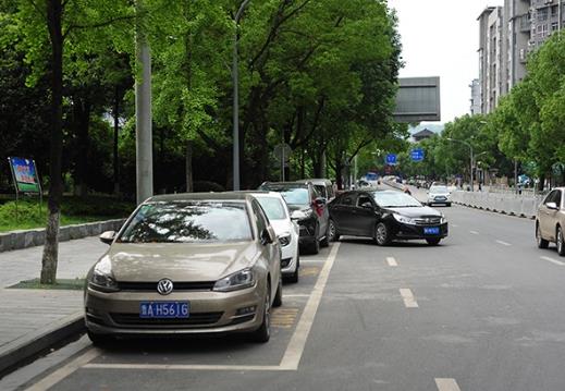 过斑马线被车撞了要报警吗？不规范停车被刮了有责任吗？