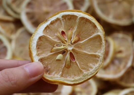干柠檬片黑了是坏了吗？柠檬片怎么泡才不苦？