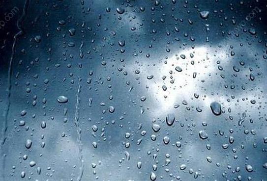 为什么下暴雨有的飞机还能起飞？夏季下暴雨飞机是延误还是取消？