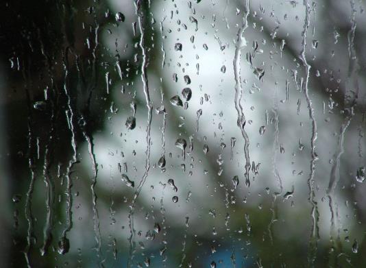 为什么下暴雨有的飞机还能起飞？夏季下暴雨飞机是延误还是取消？