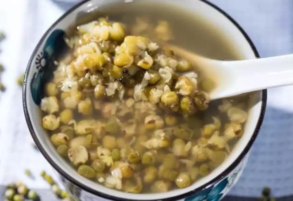 喝绿豆汤的功效是什么？绿豆汤跟哪些食物搭配一起效果最好