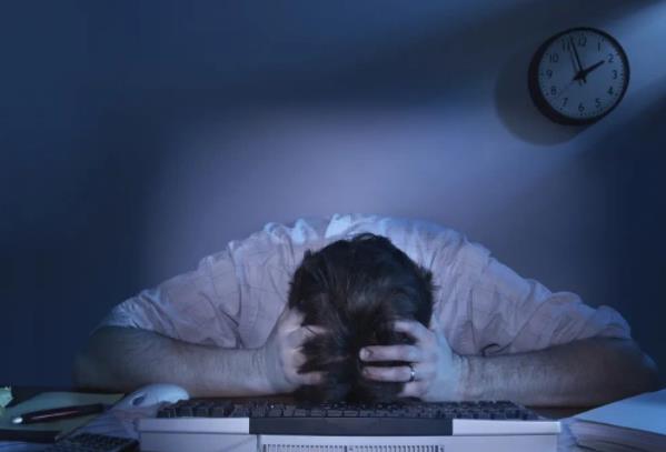 经常熬夜抽烟的人会爆瘦吗？失眠的时候应该继续睡吗