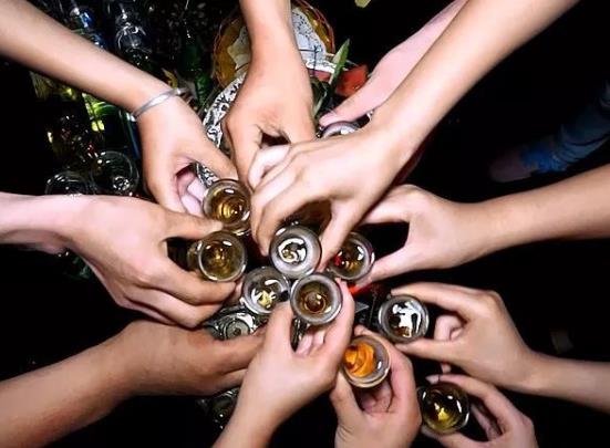 喝完酒后很口渴正常吗？喝了酒可以直接睡觉吗？