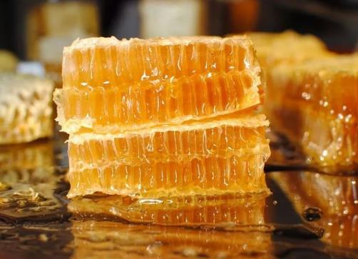 土蜂蜜后味发苦正常吗？蜂蜜用冷水冲是什么效果？