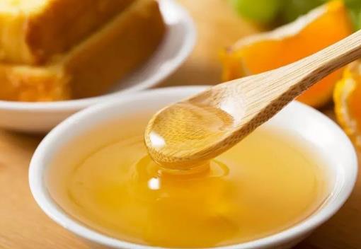 土蜂蜜后味发苦正常吗？蜂蜜用冷水冲是什么效果？
