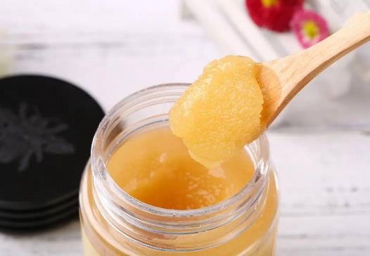 为什么买的蜂蜜不结晶？蜂蜜和糖的成分一样吗？