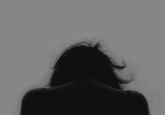 抑郁症都是家庭造成的吗？早晨时不时哭醒算不算抑郁症？