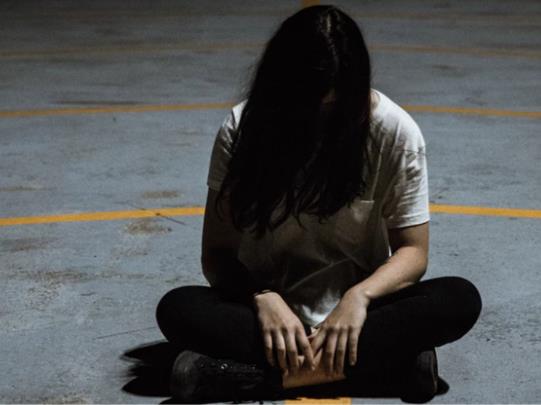 抑郁症都是家庭造成的吗？早晨时不时哭醒算不算抑郁症？
