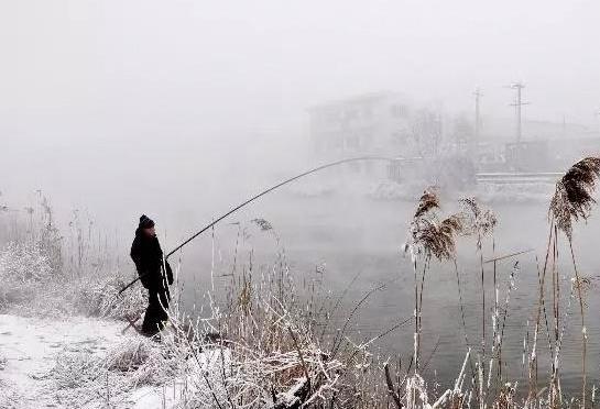 下雪天钓鱼是钓深水还是钓浅水？下雪天钓鱼用什么饵料好？