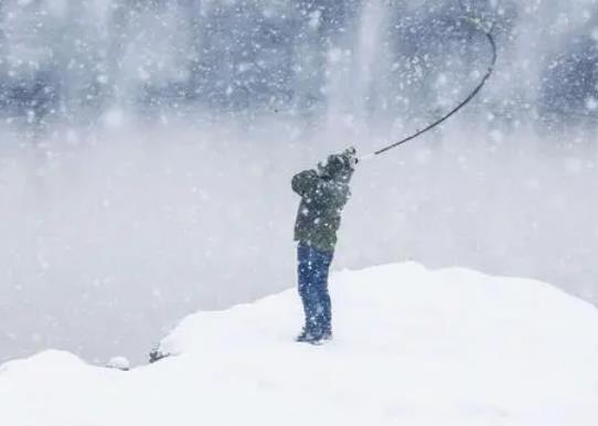 下雪天钓鱼是钓深水还是钓浅水？下雪天钓鱼用什么饵料好？