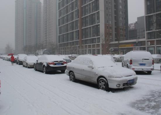 下雪天汽车装几个防滑链好？雨刮器竖起来被冻住了怎么办？