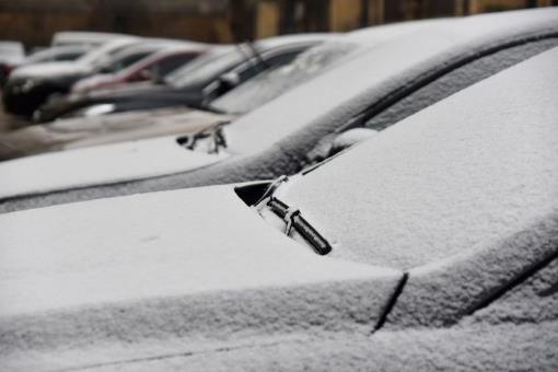 车上积雪过多会把车压坏吗？车上有雪用什么扫比较好？