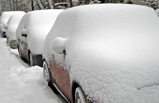 车上的雪扫了好还是不扫好？车上的积雪用布擦下来会伤害车漆吗？