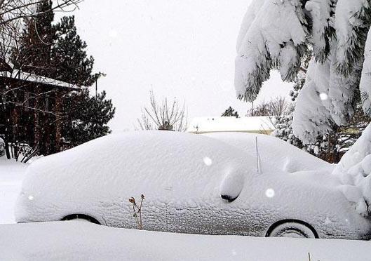 车上有积雪可以撒盐吗？车上的雪扫下去会刮车漆吗？