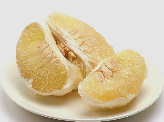 柚子皮是吃外皮还是白色那层？柚子切开有蜂蜜样粘液正常吗？