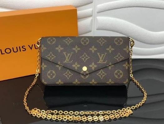 在专柜买LV如何获得赠品？lv专柜买的包一年后可以换吗？