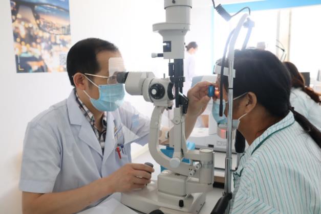 2500度超高度近视又白内障又眼底问题 上海眼科医生“一提一保”治疗方案挽救她的