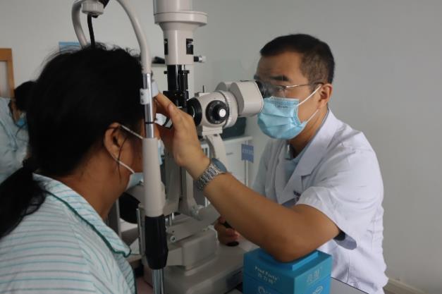 2500度超高度近视又白内障又眼底问题 上海眼科医生“一提一保”治疗方案挽救她的