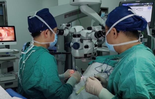2500度超高度近视又白内障又眼底问题 上海眼科医生“一提一保”治疗方案挽救她的