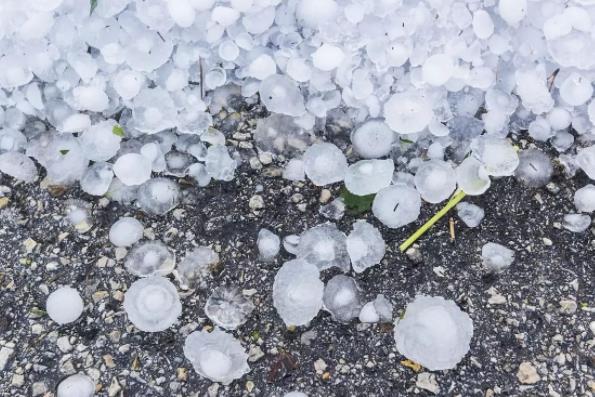 冰雹能砸死人吗？冰雹天车停在树下可挡冰雹吗