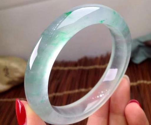 翡翠抛光粉有荧光反应吗？翡翠放水里泡时间久了好不好