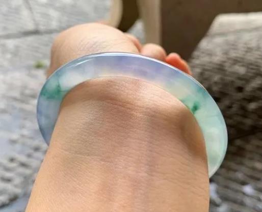 翡翠抛光粉有荧光反应吗？翡翠放水里泡时间久了好不好