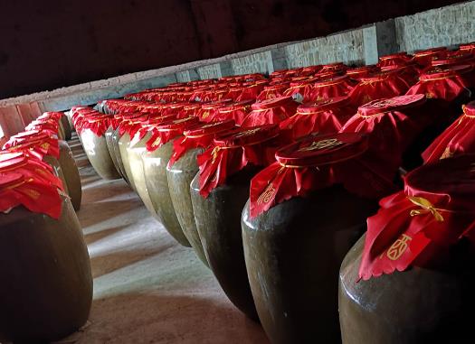纯粮酒与勾兑酒有什么区别？白酒发黄是好还是不好