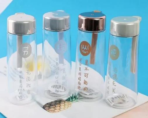 塑料水杯放冰箱里冷冻会不会炸了？带有茶渍的塑料杯用什么洗净