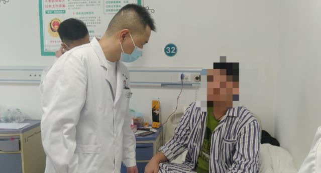 痛风医生王巍治疗痛风，帮助在校大学生恢复健康