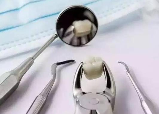 拔牙咬的是医用脱脂棉吗？拔牙咬了一个小时棉球还出血怎么办