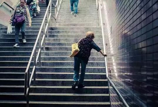 经常爬楼梯怎么保护膝盖？怎么防止爬楼梯小腿变粗