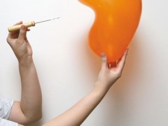 经常憋尿的坏处：职场女性常憋尿或加重痛经