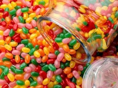 五种不会变质的食物：白酒、蜂蜜、食醋、固体食糖类、食盐