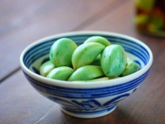 泡腊八蒜剩下的醋可以泡菜吗？泡腊八蒜的米醋是什么颜色的？