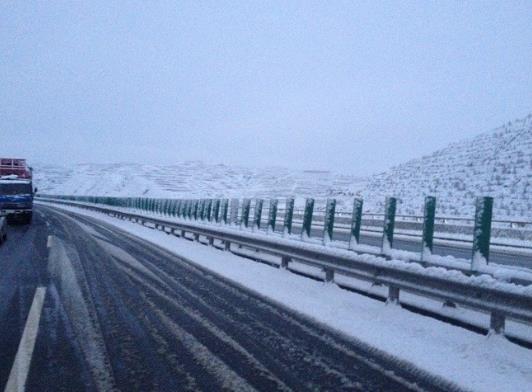 高速暴风雪后多长时间能通车？下雪了高速路还能走吗